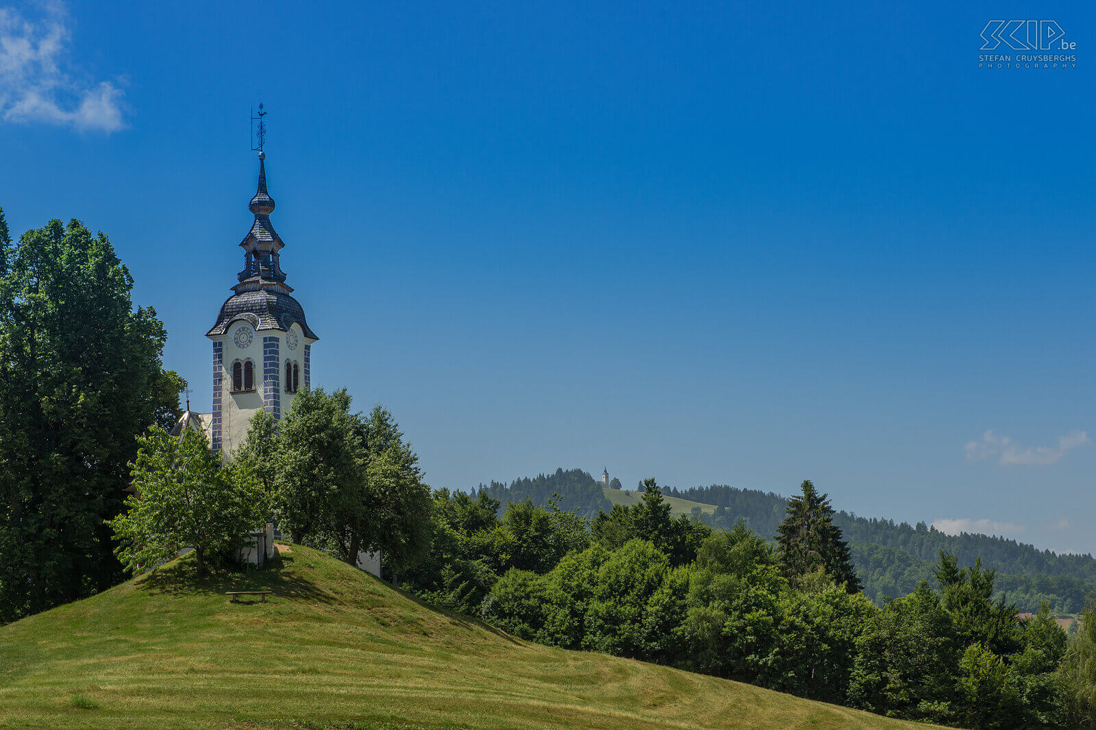 Skofja Loka - kerk In Slovenië staan er zeer veel mooie kleine kerken op de heuveltoppen. Dit is een Sv. Andrej kerkje nabij Skofja Loka. Stefan Cruysberghs